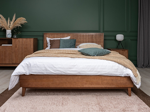 Кровать с высоким изголовьем Tempo - Кровать из массива с вертикальной фрезеровкой и декоративным обрамлением изголовья